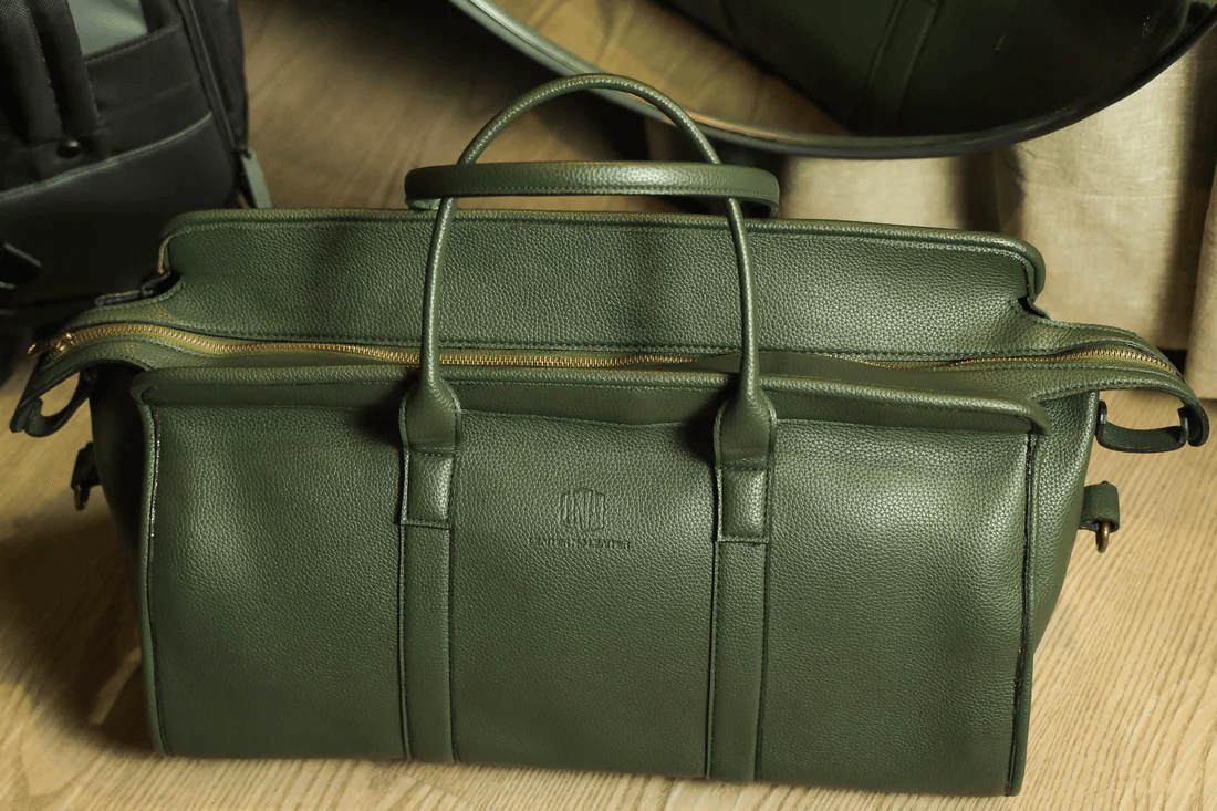 Top Features to Look for in a Women’s Duffle Bag - LeatherNoLeather